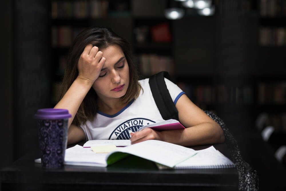 ielts-sonuc-yeniden-degerlendir IELTS çalışan stresli bir kız öğrenci
