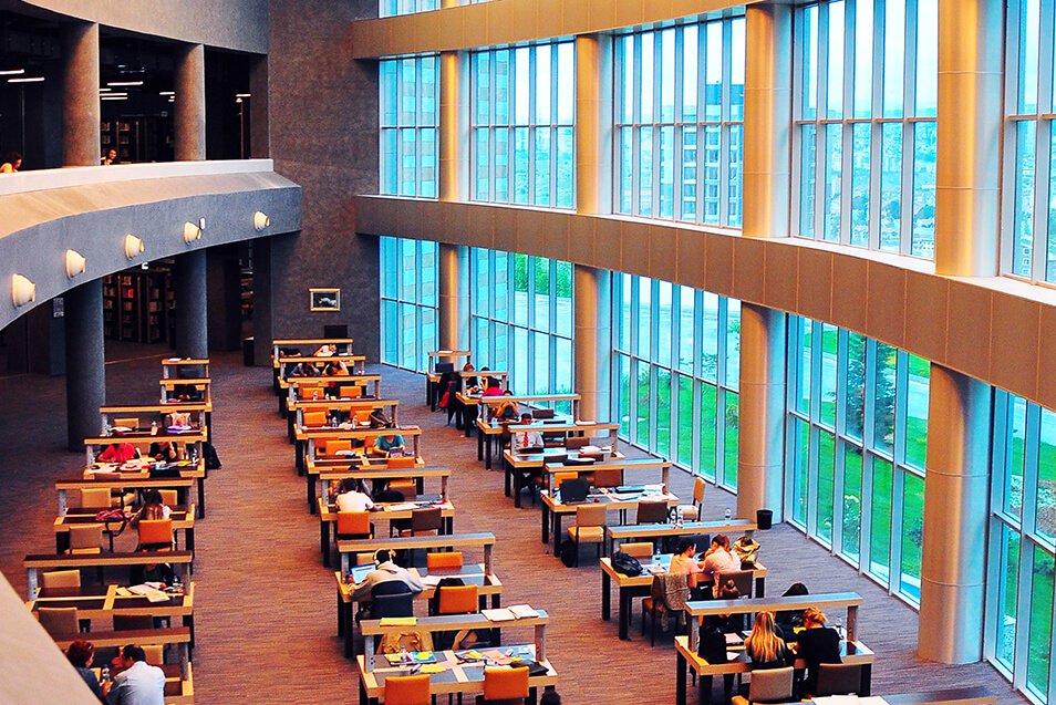 kutuphane-baskent-universitesi Başkent Üniversitesi kütüphanesinde ders çalışan çocuklar